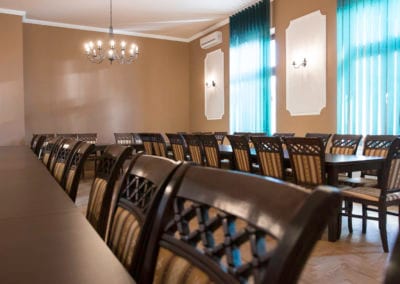 Rendezvényterem székekkel és asztalokkal